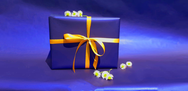 Baby gifts / blue gift box with white flowers / MatiJaro